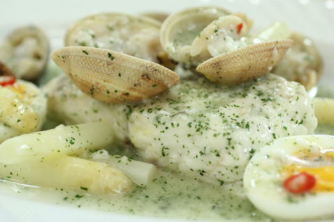 Merluza a la vasca con espárragos