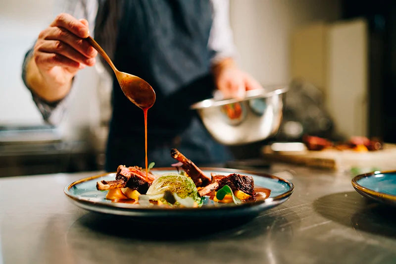 ¿Cómo influye la cocina gourmet en la gastronomía común?