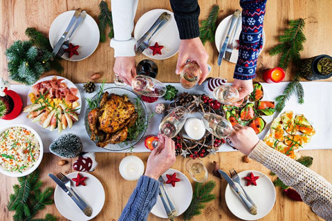 Salón decorado para una cena de Navidad en Hacienda Guzmán, con ambiente rústico y elegante.