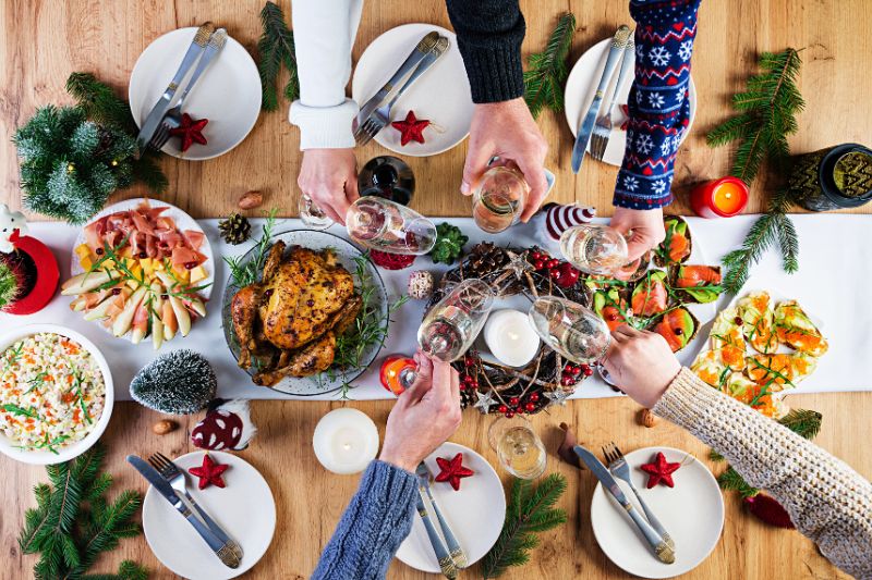 Salón decorado para una cena de Navidad en Hacienda Guzmán, con ambiente rústico y elegante.